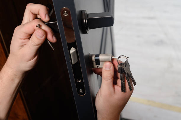 The master installs the core for the door lock, assembly work with the door, the core with the keys.